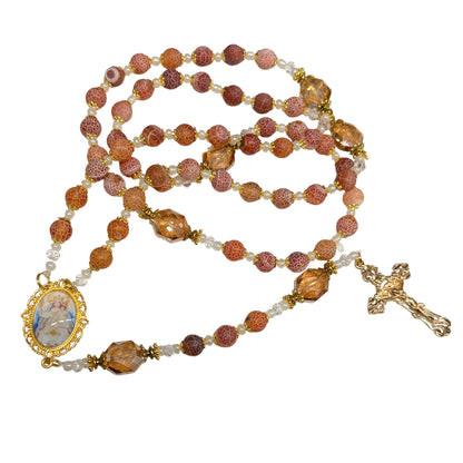 Nuestra Senora de la Paz Patrona del Salvador  con Cuentas de Cuarzo de Fuego 10mm Crucifijo Chapado en Oro Centro con Imagen a Color Incluye Tarjeta de Oracion