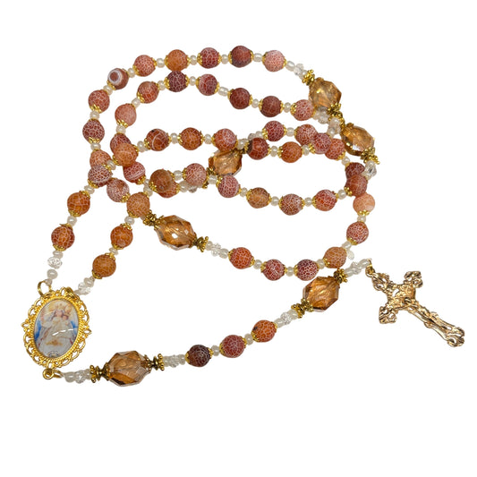 Nuestra Senora de la Paz Patrona del Salvador  con Cuentas de Cuarzo de Fuego 10mm Crucifijo Chapado en Oro Centro con Imagen a Color Incluye Tarjeta de Oracion