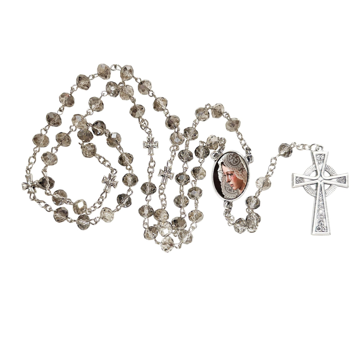 Nuestra Señora de la Esperanza Macarena Patrona de Sevilla Rosario artesanal de cristal de cuarzo ahumado con crucifijo bañado en plata y centro con imagen a color – crucifijos por Padre Nuestros y postal de rezo EN ESPANOL