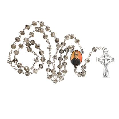 San Oscar Romero Arzobispo de San Salvador Rosario artesanal de cristal de cuarzo ahumado con crucifijo bañado en plata y centro con imagen a color – crucifijos por Padre Nuestros y postal de rezo EN ESPANOL