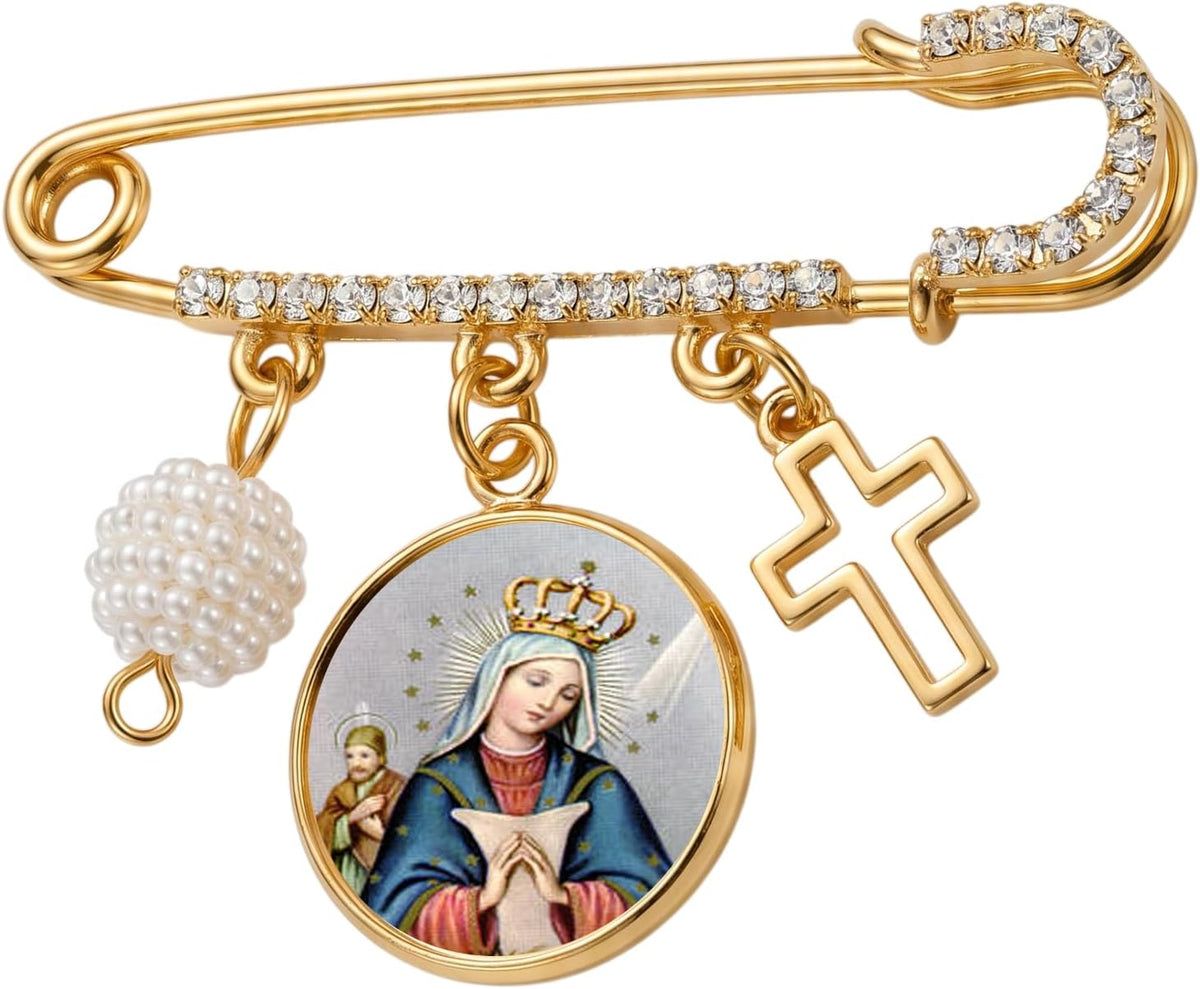 Broche Imperdible Dorado Virgen de la Altagracia con Medalla, Cruz, Perla y Detalles de Cristal. Pin Religioso Inspirador de Fe