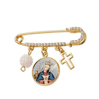 Broche Imperdible Dorado Virgen de la Altagracia con Medalla, Cruz, Perla y Detalles de Cristal. Pin Religioso Inspirador de Fe