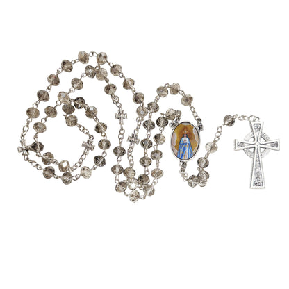 NUESTRA SEÑORA DE CAACUPE Patrona de Paraguay Rosario artesanal de cristal de cuarzo ahumado con crucifijo bañado en plata y centro con imagen a color – crucifijos por Padre Nuestros y postal de rezo EN ESPANOL