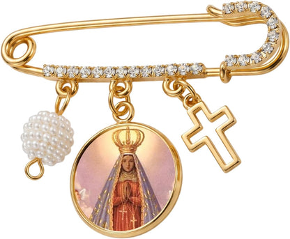 Nossa Senhora Aparecida Gold-Tone Saint Medal Safety Pin Brooch with Cross Charm, Pearl Accent & Crystal Details – Religious Faith Pin for Baptism, Christening, First Communion, Everyday Wear
