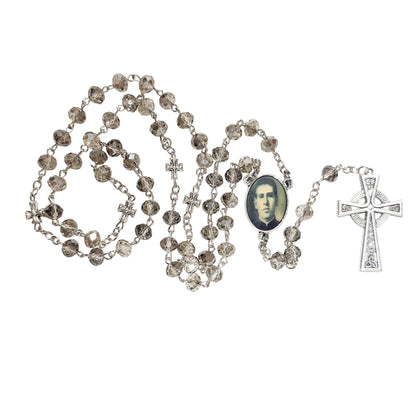 Santo Toribio Romo Patron de los Migrantes Rosario artesanal de cristal de cuarzo ahumado con crucifijo bañado en plata y centro con imagen a color – crucifijos por Padre Nuestros y postal de rezo EN ESPANOL