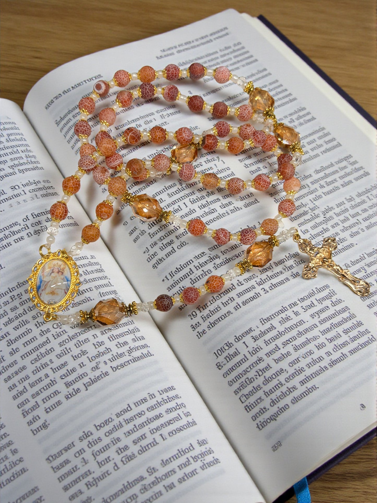 Nuestra Senora de la Paz Patrona del Salvador  con Cuentas de Cuarzo de Fuego 10mm Crucifijo Chapado en Oro Centro con Imagen a Color Incluye Tarjeta de Oracion