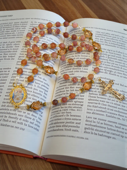 Nuestra Senora de la Paz Patrona del Salvador  con Cuentas de Cuarzo de Fuego 10mm Crucifijo Chapado en Oro Centro con Imagen a Color Incluye Tarjeta de Oracion