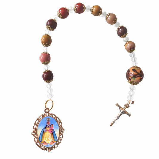 Virgen de Regla Coronilla o Rosario de Bolsillo Cuarzo Marrón Incluye Postal de Rezo Bendecida por Su Santidad